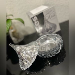 Kisses Shaped Condiments Sugar Bowl With Lid